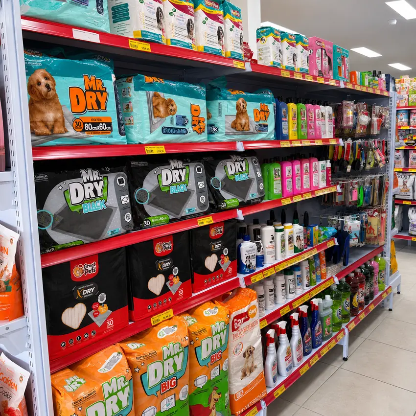 Prateleiras de petiscos e produtos de higiene na Pet Fort